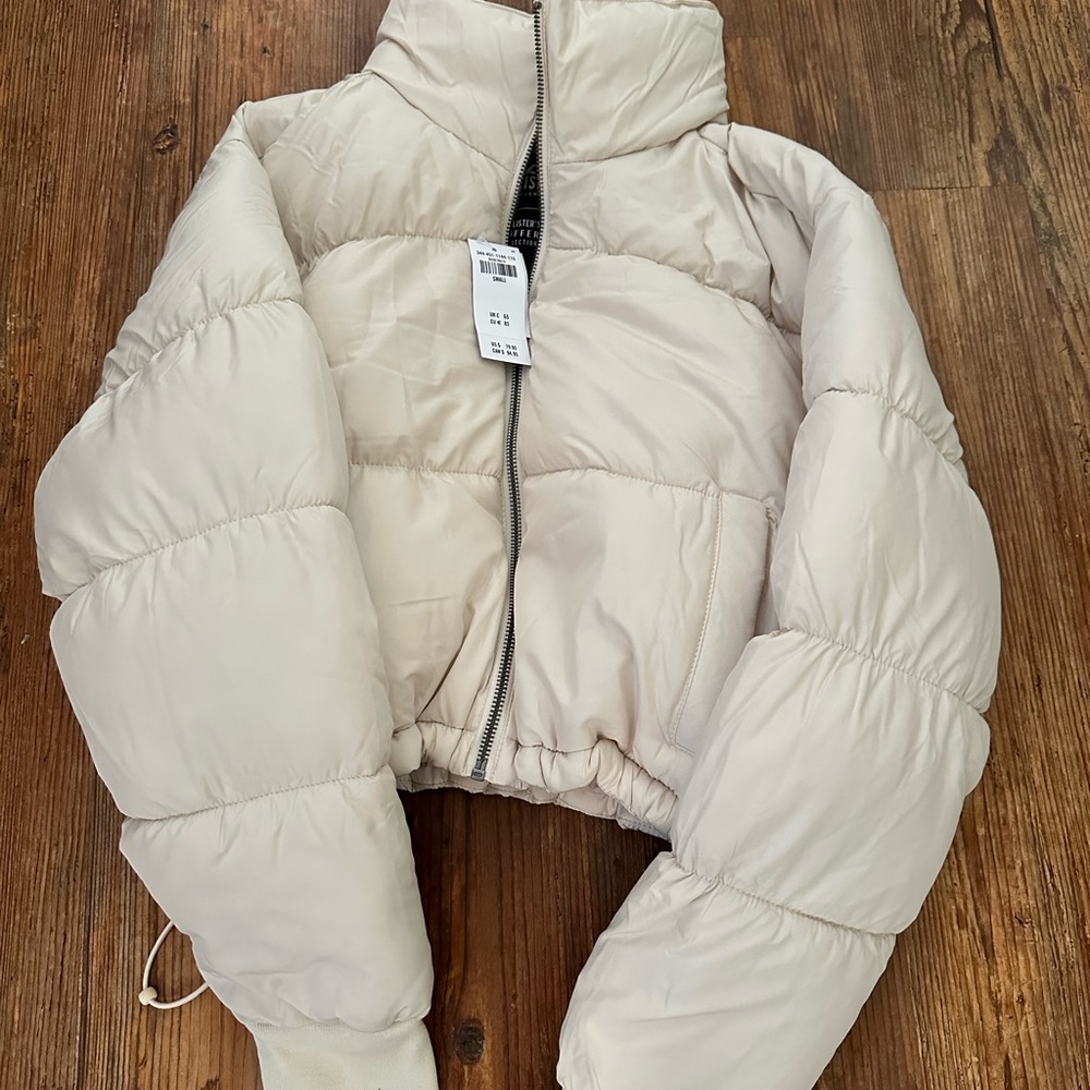 NWT cream/white cropped puffer jacket